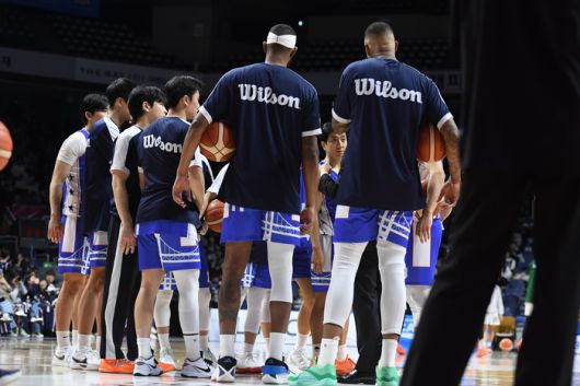 KCC 선수들이 부산 사직체육관에서 열린 2025~2026 LG전자 프로농구 3라운드 원주 DB전에 앞서 미팅을 하고 있다. 사진 | KBL