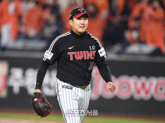 LG 선발투수 손주영이 29일 대전 한화생명볼파크에서 열린 2025 KBO 포스트시즌 한국시리즈 3차전 한화와 경기 5회 투구 후 덕아웃으로 들어오고 있다. 대전 | 최승섭기자 thunder@sportsseoul.com