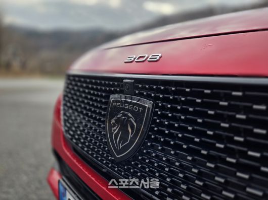 푸조 308 GT 스마트 하이브리드.  사자의 송곳니를 형상화한 주간주행등과 새로운 엠블럼. 도로 위에서 확실한 존재감을 발산하는 디자인이다. 양평·안면도 | socool@sportsseoul.com