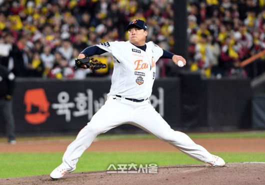 한화 류현진이 31일 대전 한화생명 볼파크에서 열린 2025 KBO리그 LG와 한국시리즈 5차전 8회초 등판해 힘차게 공을 던지고 있다. 대전 | 박진업 기자 upandup@sportsseoul.com