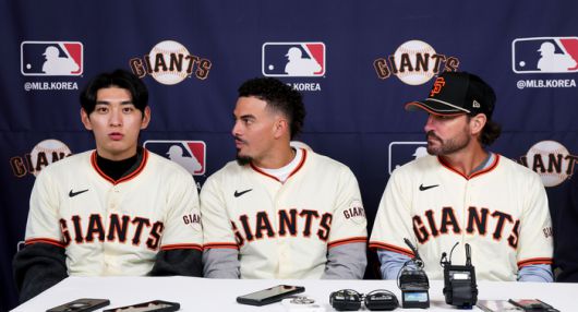 메이저리그(ML) 샌프란시스코 이정후가 6일 서울 종로구 누하동에서 기자회견을 하고 있다. 왼쪽부터 이정후, 윌리 아다메스, 토니 비텔로 감독. 사진 | 공동취재