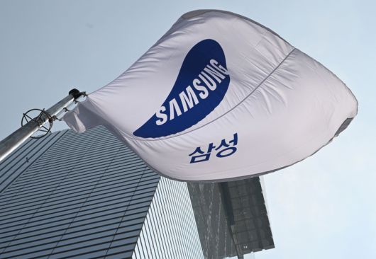 서울 삼성전자 서초사옥 앞에서 삼성 깃발이 펄럭이고 있다. 사진 | AFP=연합뉴스