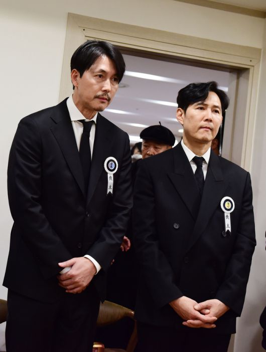 고 안성기 빈소 지키는 정우성과 이정재. 사진공동취재단