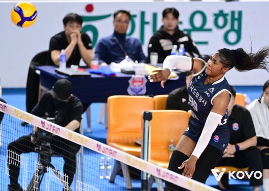 공격하는 모마.제공 | 한국배구연맹