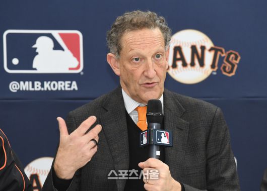 미국 메이저리그 샌프란시스코 자이언츠의 래리 베어 CEO가 7일 경기도 이천 LG챔피언스파크에서 진행된 미디어데이 행사에서 인사말을 하고 있다. 이천 | 박진업 기자 upandup@sportsseoul.com