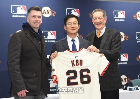 미국 메이저리그 샌프란시스코 자이언츠의 버스터 포지 사장(왼쪽)과 래리 베어 CEO가 7일 경기도 이천 LG챔피언스파크에서 진행된 미디어데이 행사에서 박근찬 KBO 사무총장에게 기념 유니폼을 전달하고 있다. 이천 | 박진업 기자 upandup@sportsseoul.com