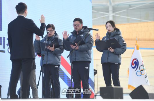 김성진 감독, 최우진, 최민정(왼쪽)이 7일 진천 국가대표선수촌에서 열린 2026 국가대표선수단 훈련개시식에서 대표자 선서를 하고 있다. 진천 | 최승섭기자 thunder@sportsseoul.com