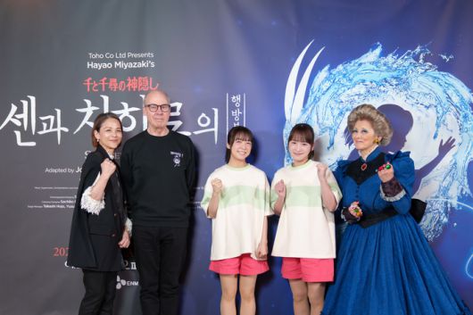 7일 음악극 ‘센과 치히로의 행방불명’ 오리지널 투어 미디어콜에서 (왼쪽부터) 이마이 마오코 공동 번안, 존 케이드 연출/번안, ‘치히로’ 역 카미시라이시 모네와 카와에이 리나, ‘유바바/제니바’ 역 나츠키 마리가 단체 사진을 촬영하고 있다. 사진 | CJ ENM