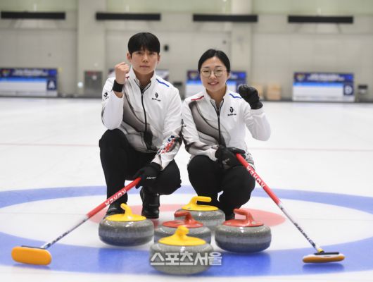 컬링 믹스더블 김선영(오른쪽), 정영석.