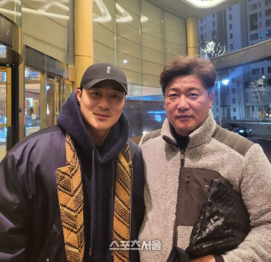 성남 대원중학교 야구부 박건수 감독(오른쪽)이 메이저리거 김하성(애틀란타)와 다정하게 사진을 찍었다. 사진 | 스포츠서울 DB