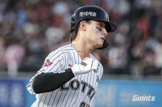 윤동희가 1루를 향해 질주하고 있다. 사진 | 롯데 자이언츠