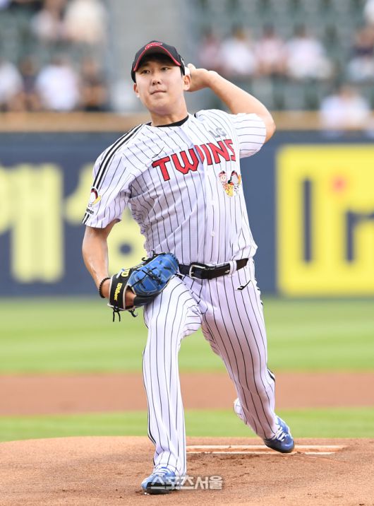 LG 손주영이 5일 잠실구장에서 열린 2025 KBO리그 두산과 경기에 선발 등판해 힘차게 공을 던지고 있다. 잠실 | 박진업 기자 upandup@sportsseoul.com