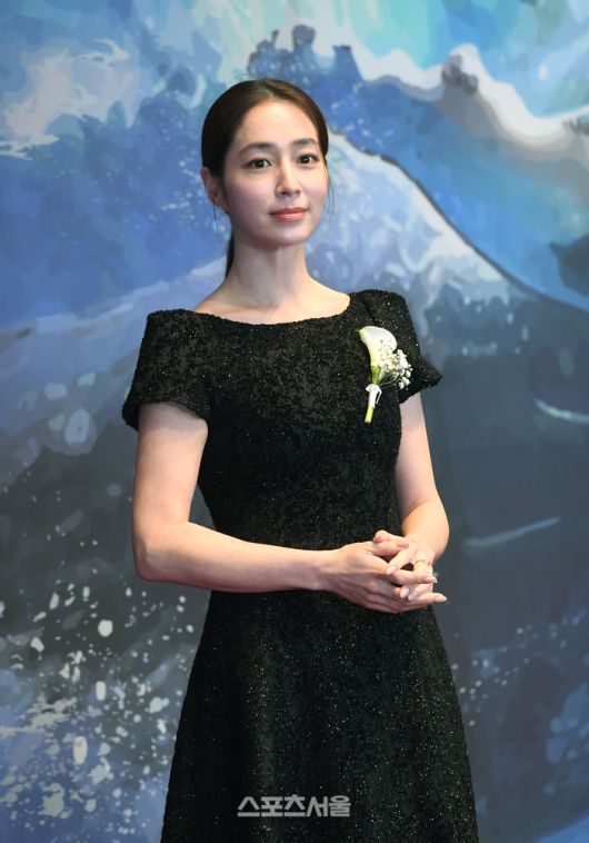 배우 이민정이 6일 서울 중구 신라호텔에서 진행된 2026 대한민국 퍼스트브랜드 대상 시상식에 참석하면서 포토월 앞에서 취재진을 향해 포즈를 취하고 있다. 이민정은 연예인유튜버 부문 대상을 수상했다. 2026. 1. 6. 박진업 기자 upandup@sportsseoul.com