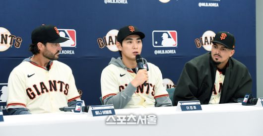 미국 메이저리그 샌프란시스코 자이언츠의 토니 비텔로 감독(왼쪽)과 이정후(가운데), 윌리 아다메스가 7일 경기도 이천 LG챔피언스파크에서 진행된 미디어데이 행사에서 인사말을 하고 있다. 이천 | 박진업 기자 upandup@sportsseoul.com