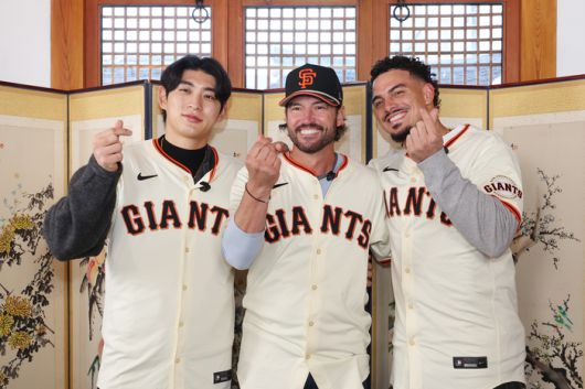 샌프란시스코 이정후가 6일 서울 종로구 누하동에서 토니 비텔로 감독(중간) 및 윌리 아다메스(오른쪽)와 한국 문화 체험에 앞서 기념촬영하고 있다. 사진 | 연합뉴스