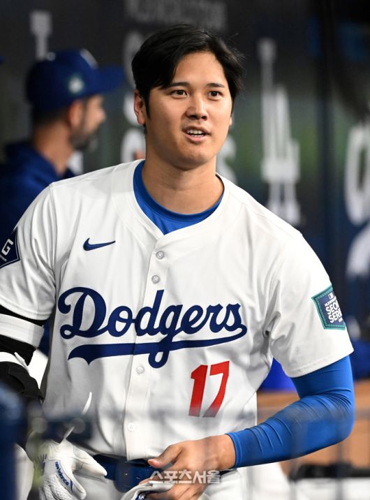 LA 다저스 오타니 쇼헤이가 17일 서울 고척스카이돔에서 진행된 키움과 연습경기 2회초 두 번째 타석을 마친 뒤 동료와 이야기를 나누고 있다. 고척 | 박진업 기자 upandup@sportsseoul.com