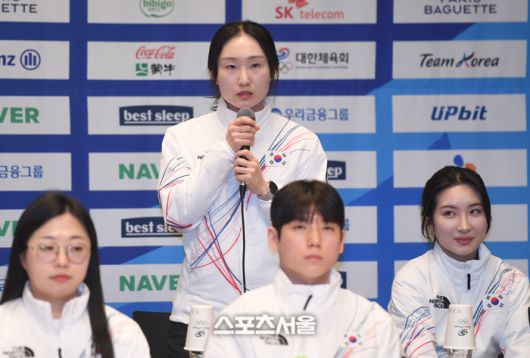 쇼트트랙 최민정이 기자의 질문에 답하고 있다.