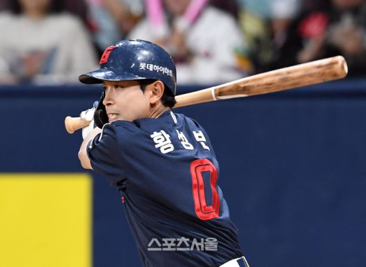 롯데 황성빈이 1일 고척스카이돔에서 열린 2025 KBO리그 키움과 경기 4회초 2사 3루 상황에서 롯데 선발 조영건을 상대로 1타점 내야안타를 치고 있다. 고척 | 박진업 기자 upandup@sportsseoul.com