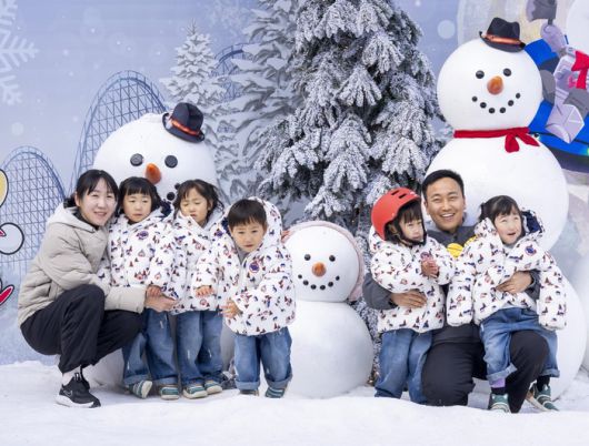 에버랜드 ‘붕어빵 러쉬’ 현장을 찾은 다섯 쌍둥이 가족이 눈썰매장 스노우 버스터 포토존에서 기념 사진을 촬영하고 있다. 사진ㅣ삼성물산
