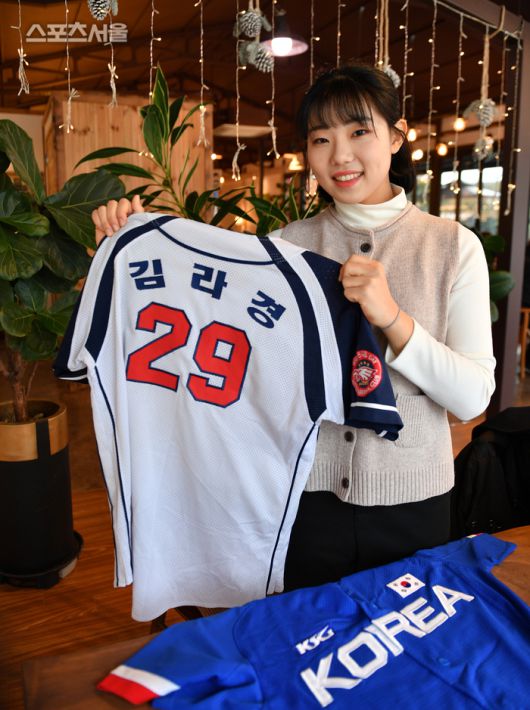 김라경이 들고 있는 유니폼은 계룡시 리틀야구단에서 뛰던 시절 자신의 유니폼이다. 스포츠서울DB