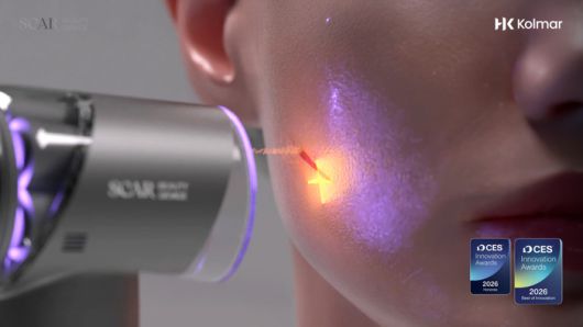 CES 2026에서 최고혁신상을 수상한 ‘스카 뷰티 디바이스(Scar Beauty Device)’가 상처 부위에 커버파우더를 정밀 분사하는 모습. 사진ㅣ한국콜마