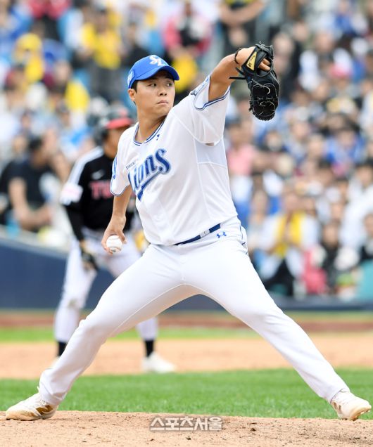 삼성 투수 김윤수가 13일 대구삼성라이온즈파크에서 열린 2023 KBO리그 LG와 플레이오프 1차전 7회초 2사 1,2루 상황에 등판해 힘차게 공을 던지고 있다. 대구 | 박진업 기자 upandup@sportsseoul.com