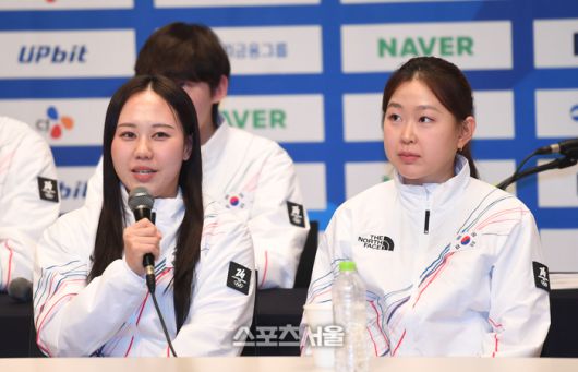 스피드 박지우가 기자의 질문에 답하고 있다.