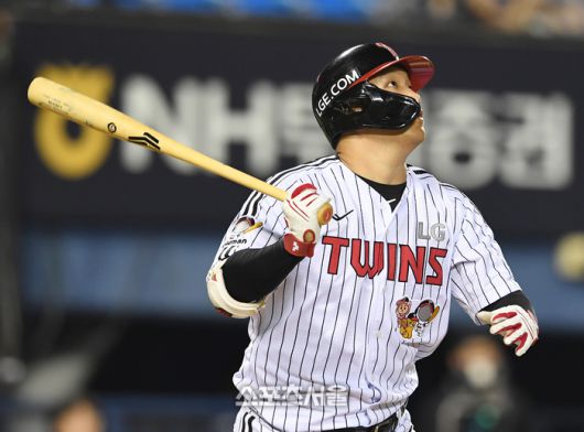 LG 문보경이 5일 잠실구장에서 열린 2025 KBO리그 두산과 경기 7회말 2사 1-2루 상황에서 두산 고효준을 상대로 역전 3점 홈런을 치고 있다. 잠실 | 박진업 기자 upandup@sportsseoul.com