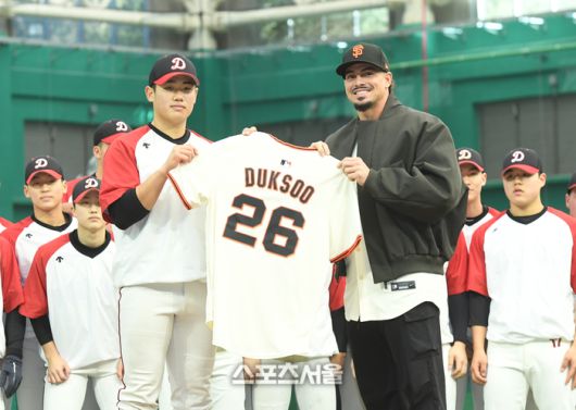 미국 메이저리그 샌프란시스코 자이언츠의 유격수 윌리 아다메스(오른쪽)가 7일 경기도 이천 LG챔피언스파크에서 진행된 미디어데이 행사에서 클리닉에 참가한 덕수고 선수들에게 기념 유니폼을 전달하고 있다. 이천 | 박진업 기자 upandup@sportsseoul.com