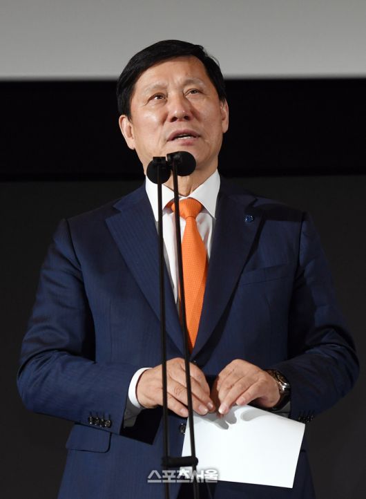 KBO 허구연 총재가 4일 서울 영등포구 타임스퀘어 CGV 영등포 스크린X관에서 열린 ‘제39회 스포츠서울 올해의 상’에서 축사를 하고 있다. 영등포 | 박진업 기자 upandup@sportsseoul.com