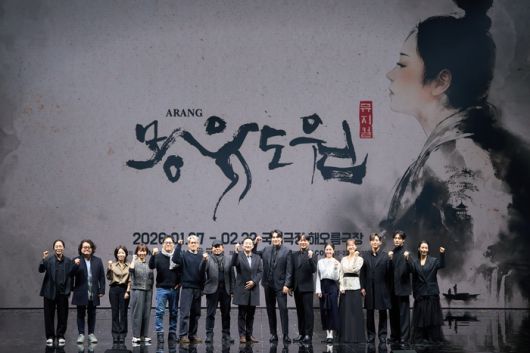 7일 뮤지컬 ‘몽유도원’ 제작발표회에서 창작진·배우들이 단체 사진을 촬영하고 있다. 사진 | ㈜에이콤