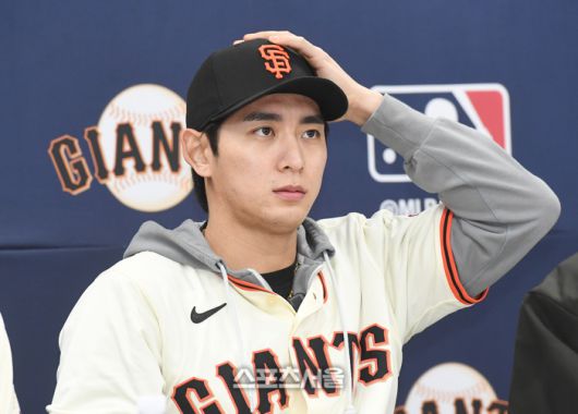 미국 메이저리그 샌프란시스코 자이언츠의 이정후가 7일 경기도 이천 LG챔피언스파크에서 진행된 미디어데이 행사에서 모자를 고쳐쓰고 있다. 이천 | 박진업 기자 upandup@sportsseoul.com