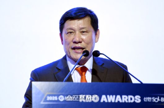 허구연 KBO 총재가 24일 서울 송파 롯데호텔 월드에서 열린 2025 KBO 시상식에서 2028-2037 타이틀 스폰서십 체결에 앞서 인사를 하고 있다. 사진 | 최승섭기자 thunder@sportsseoul.com