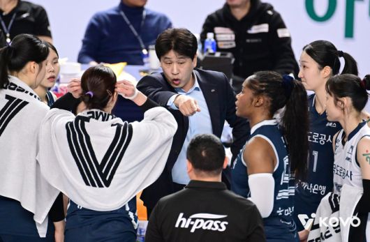 작전 지시하는 도로공사 김종민 감독.제공 | 한국배구연맹