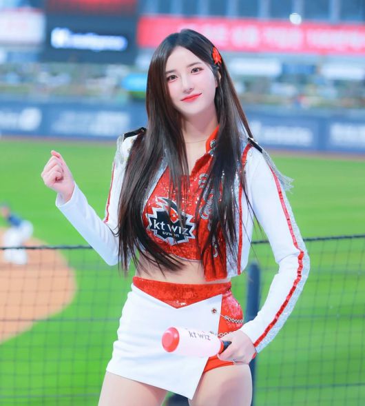 김해리 치어리더가 응원 동작을 하고 있다. 사진 | 김해리 치어리더 SNS