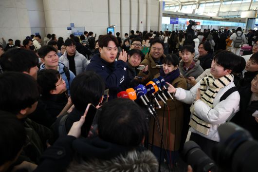 한국 야구대표팀 류현진이 9일 인천국제공항 1터미널에서 월드베이스볼클래식(WBC) 1차 캠프지인 사이판 출국에 앞서 취재진과 인터뷰를 하고 있다. 사진 | 연합뉴스