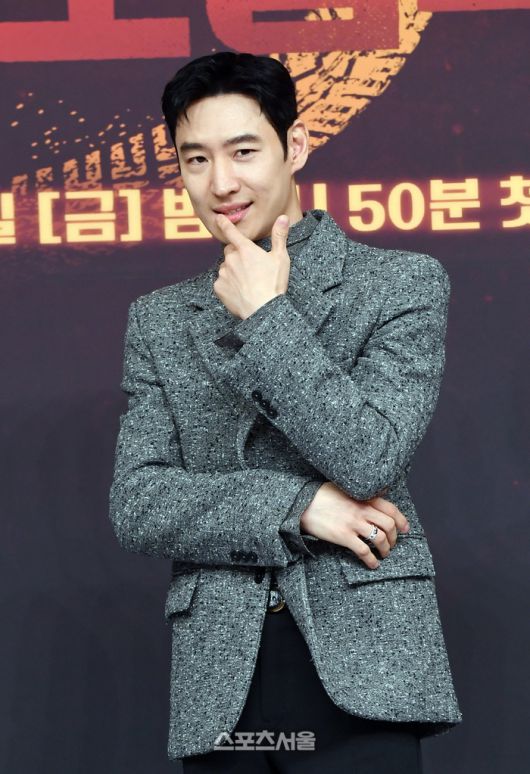 배우 이제훈이 18일 서울 양천구 SBS사옥에서 진행된 SBS 금토드라마 ‘모범택시3’ 제작발표회에서 취재진을 향해 포즈를 취하고 있다.  2025. 11. 18. 박진업 기자 upandup@sportsseoul.com