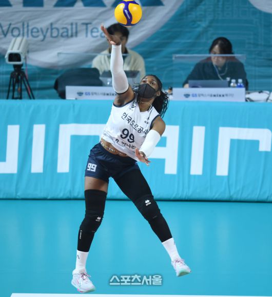 도로공사 모마가 23일 서울 장충체육관에서 열린 2025~2026 V-리그 GS칼텍스와 경기에서 서브를 넣고 있다. 2025. 12. 23.장충 | 최승섭기자 thunder@sportsseoul.com