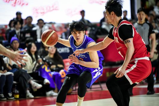삼성 박승재(왼쪽)가 11일 잠실학생체육관에서 열린 2025~2026 KBL 프로농구 정규리그 SK와 경기에서 드리블 돌파하고 있다. 사진 | KBL
