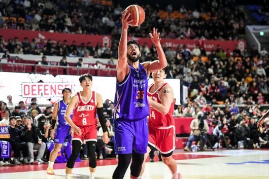 삼성 칸터가 11일 잠실학생체육관에서 열린 2025~2026 LG전자 프로농구 정규리그 SK와 경기에서 골밑슛을 넣고 있다. 사진 | KBL