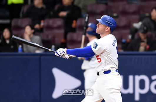 LA 다저스 프레디 프리먼이 17일 서울 고척스카이돔에서 진행된 키움과 연습경기 4회초 2루타를 치고 있다. 고척 | 박진업 기자 upandup@sportsseoul.com