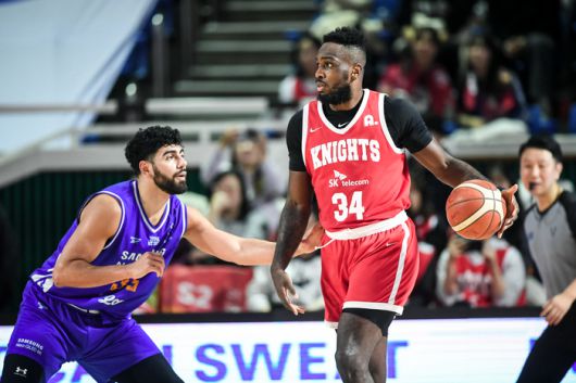 삼성 케렘 칸터(왼쪽)와 SK 자밀 워니가 11일 잠실학생체육관에서 열린 2025~2026 LG전자 프로농구 정규리그 경기에서 1대1을 하고 있다. 사진 | KBL