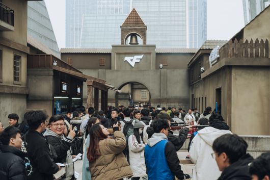 ‘CFS 2025 그랜드 파이널’이 열린 중국 쓰촨성 청두에 마련된 크로스파이어 체험관 전경. 사진 | 스마일게이트