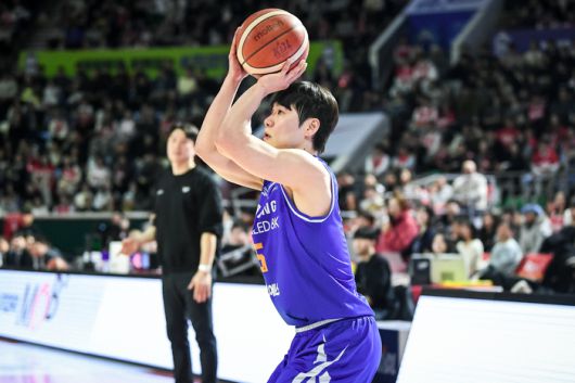 삼성 한호빈이 11일 잠실학생체육관에서 열린 2025~2026 LG전자 프로농구 정규리근 SK와 경기에서 3점슛을 던지고 있다. 사진 | KBL