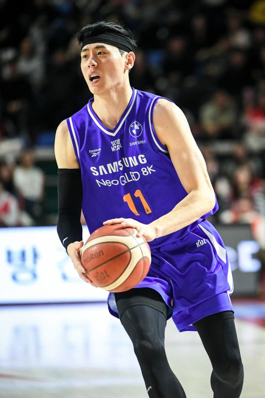 삼성 이관희가 11일 잠실학생체육관에서 열린 2025~2026 LG전자 프로농구 정규리근 SK와 경기에서 3점슛을 던지고 있다. 사진 | KBL