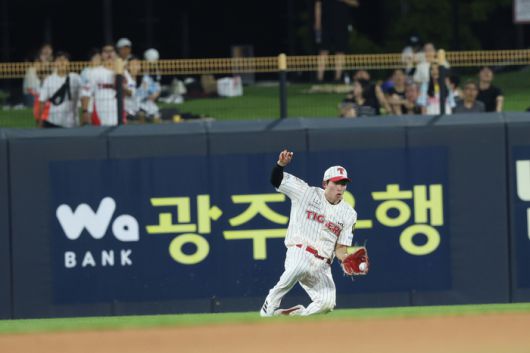 KIA 중견수 김호령이 29일 광주-기아 챔피언스 필드에서 열린 2025 KBO리그 두산과 경기에서 타구를 처리하고 있다. 사진 | KIA 타이거즈