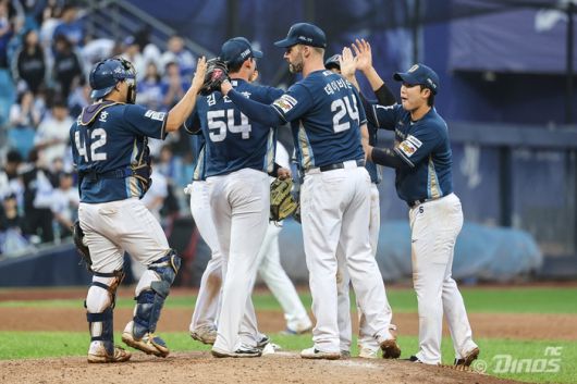 NC 선수들이 6일 창원NC파크에서 열린 2025 KBO리그 포스트시즌 와일드카드 1차전 삼성전 승리 후 하이파이브를 하고 있다. 사진 | NC 다이노스