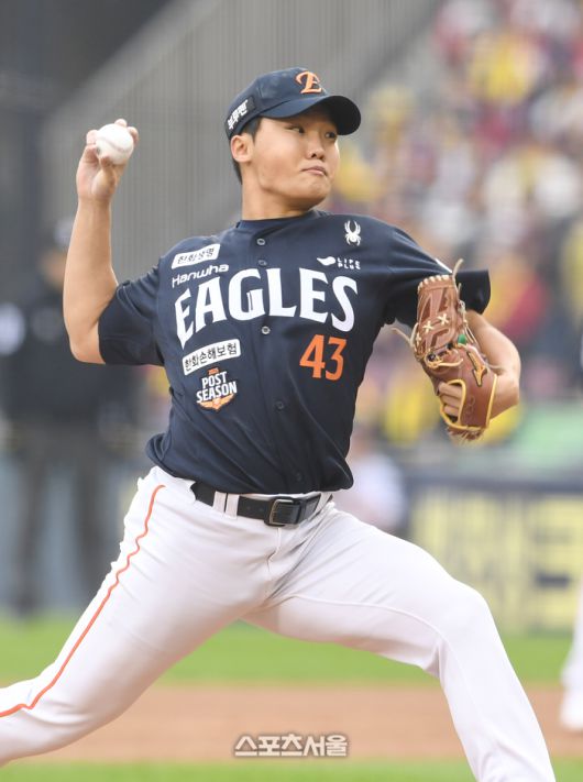 한화 정우주가 26일 잠실구장에서 열린 2025 KBO리그 LG와 한국시리즈 1차전 6회말 등판해 힘차게 공을 던지고 있다. 잠실 | 박진업 기자 upandup@sportsseoul.com