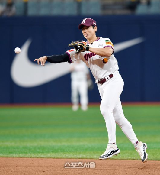 키움 송성문이 22일 서울 고척스카이돔에서 열린 2025 KBO리그 두산과 경기 2회초 1사 두산 김재환의 땅볼을 잡아 1루로 송구하고 있다. 고척 | 박진업 기자 upandup@sportsseoul.com