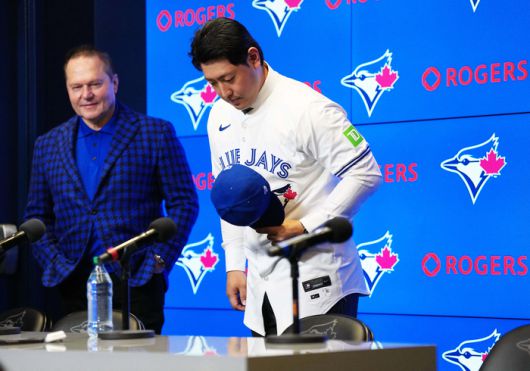 토론토 오카모토 카즈마가 6일(현지시간) 캐나다 온타리오주 토론토 로저스 센터에서 열린 입단 기자회견을 마친 뒤 취재진에게 인사하고 있다. 사진 | Imagn Images 연합뉴스